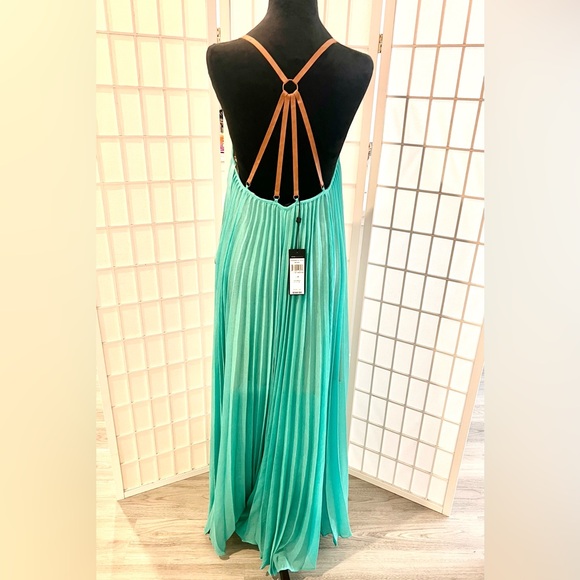 BCBG pleated BRYNNA dress NWT size M - Picture 3 of 4